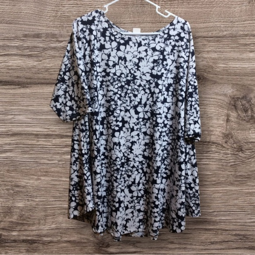 🎈3/$20! 
Flirty Pink navy blue floral, stretchy top. 2X